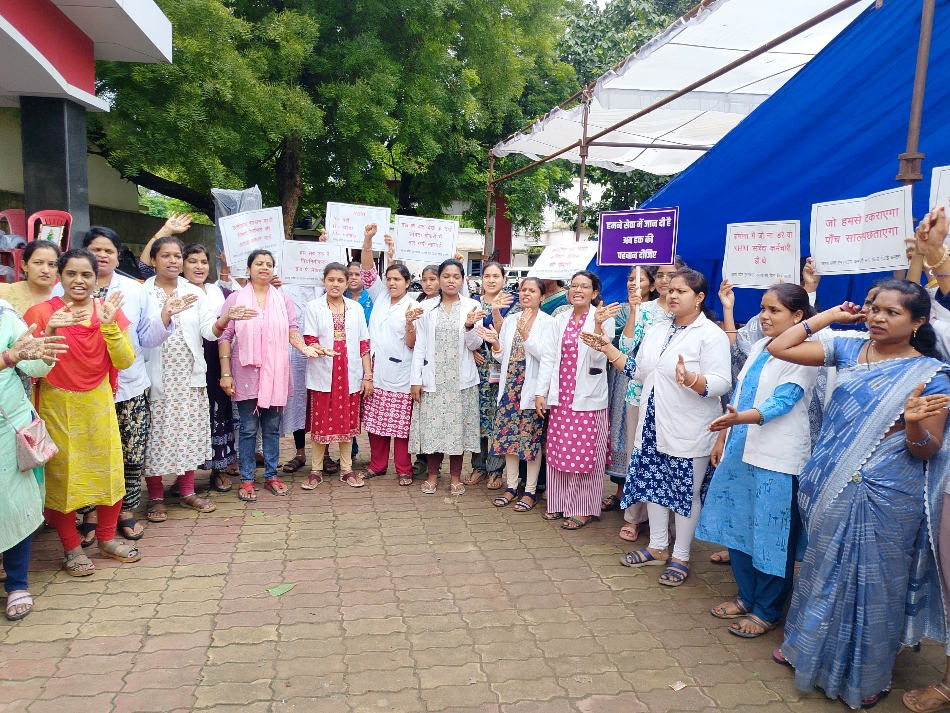 10 सूत्री मांगों को मेहंदी से हाथों में लगाकर विरोध जताती हुई महिला एनएचएम कर्मचारी। 10 सूत्री मांगों को मेहंदी से हाथों में लगाकर विरोध जताती हुई महिला एनएचएम कर्मचारी।
