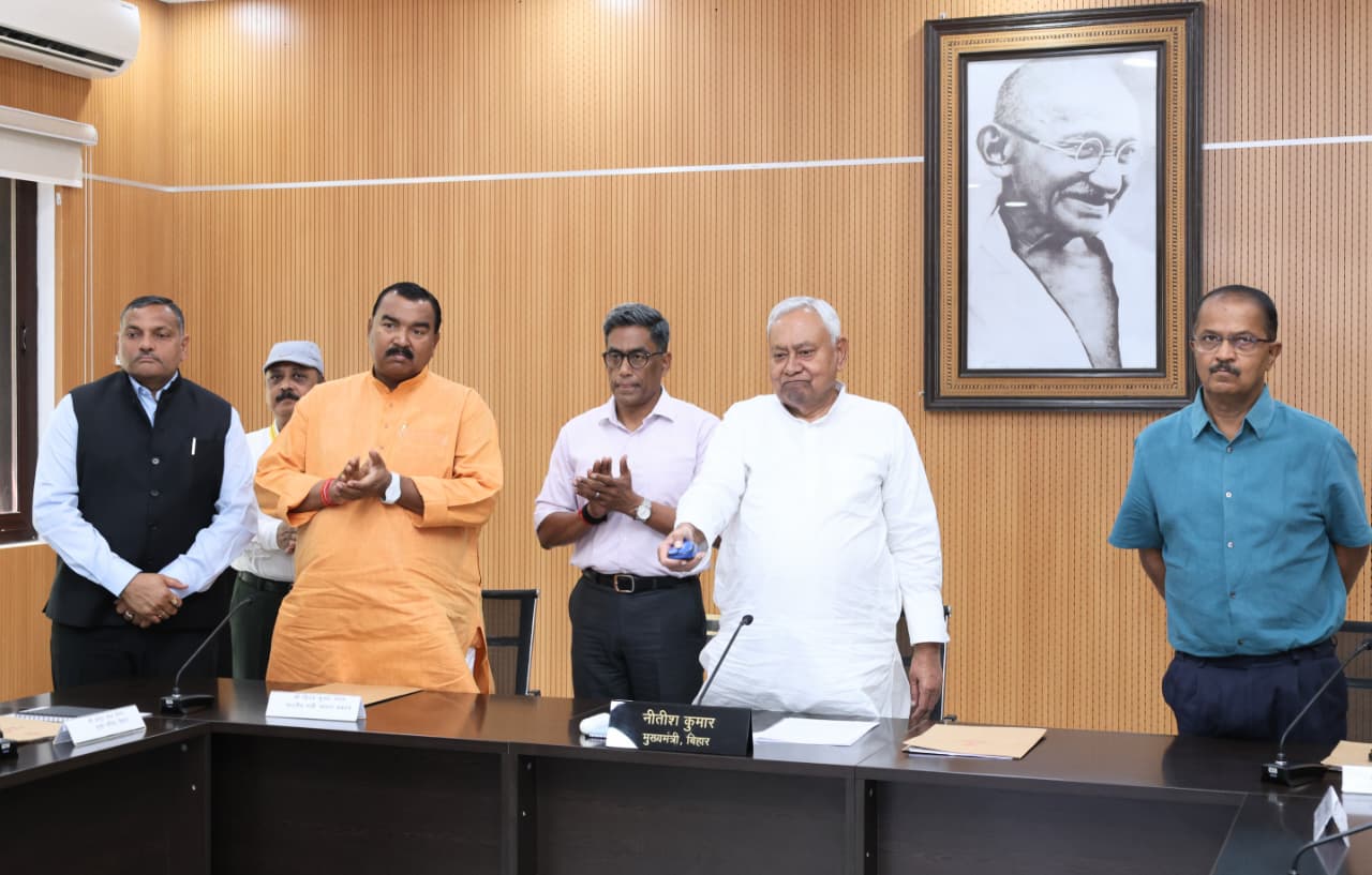 मुख्यमंत्री नीतीश बाढ़ प्रभावित परिवार को अनुग्रह राशि हस्तांतरित करते