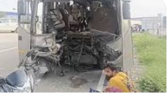दुर्घटनाग्रस्त बस दुर्घटनाग्रस्त बस