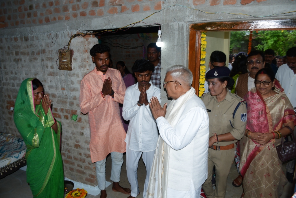 Seoni: The Governor had a heart-to-heart conversation with the villagers Seoni: The Governor had a heart-to-heart conversation with the villagers