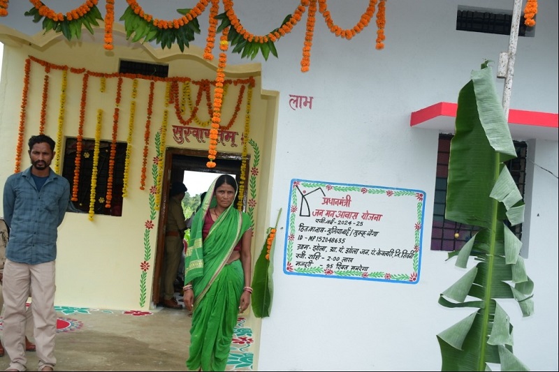 राज्यपालल ने मुलिया बाई के प्रधानमंत्री आवास का किया उद्घाटन