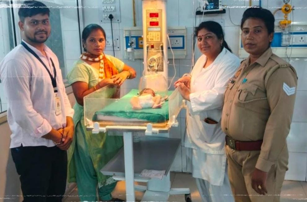 जिला अस्पताल में भर्ती सड़क के किनारे बोरे में रोती मिली नवजात बच्ची। जिला अस्पताल में भर्ती सड़क के किनारे बोरे में रोती मिली नवजात बच्ची।