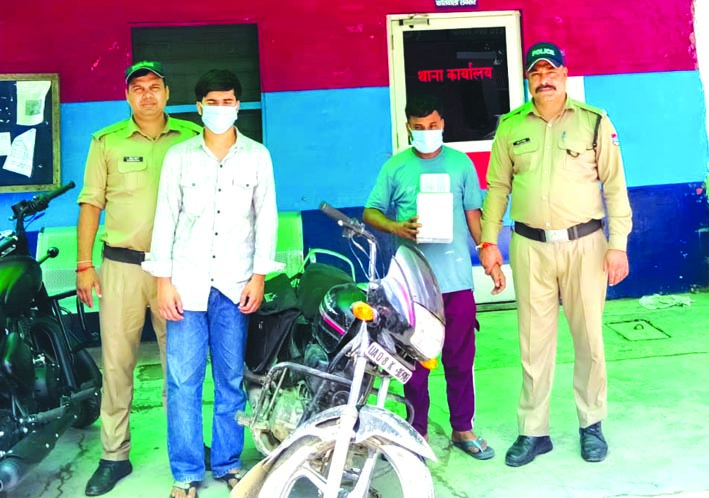 पुलिस गिरफ्त में आरोपित