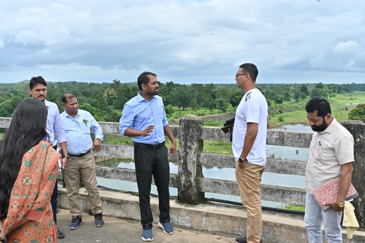 स्थानीय लोगाें से चर्चा करते हुए कलेक्टर अबिनाश मिश्रा। स्थानीय लोगाें से चर्चा करते हुए कलेक्टर अबिनाश मिश्रा।