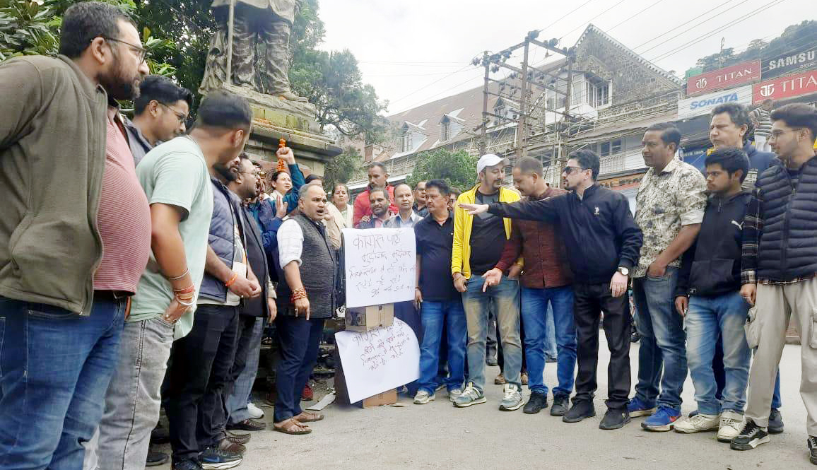 बुधवार को नैनीताल में कांग्रेस पार्टी का पुतला दहन करते भाजपा कार्यकर्ता। बुधवार को नैनीताल में कांग्रेस पार्टी का पुतला दहन करते भाजपा कार्यकर्ता।