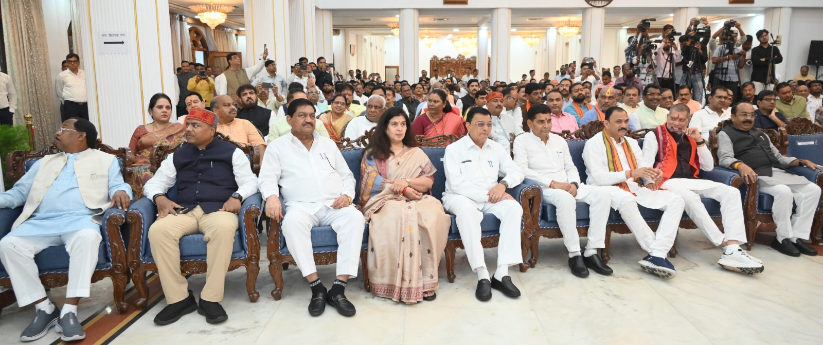 शपथग्रहण समारोह में उपस्थित मंत्रीगण ,विधायक और सांसद