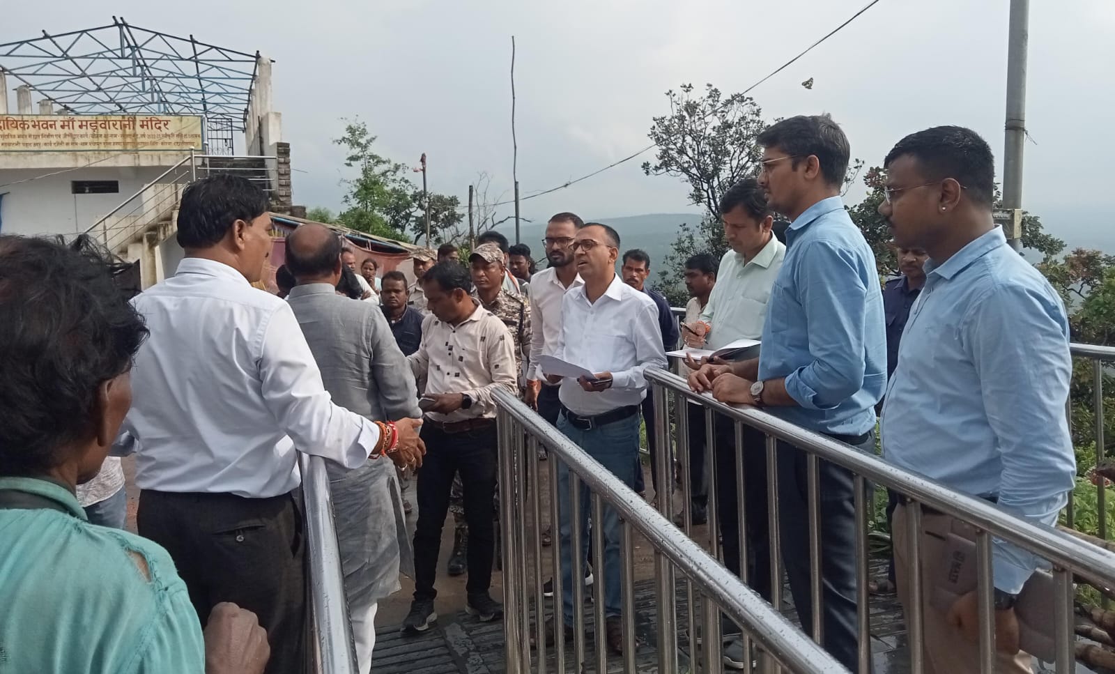 कलेक्टर ने किया मड़वारानी धार्मिक स्थल का निरीक्षण कलेक्टर ने किया मड़वारानी धार्मिक स्थल का निरीक्षण