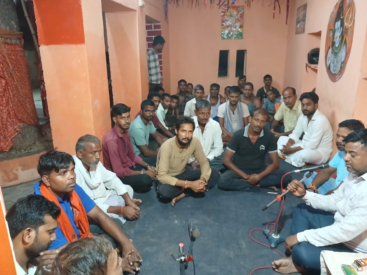 लठिया सहिजनी गांव स्थित काली माता मंदिर परिसर में  मौजूद परिषद के पदाधिकारी और सदस्य।