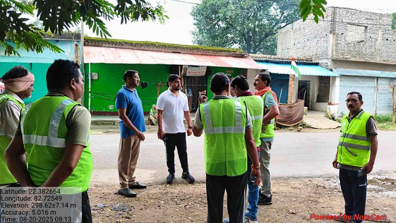 परसा भाटा बाजार का निरीक्षण करते आयुक्त परसा भाटा बाजार का निरीक्षण करते आयुक्त