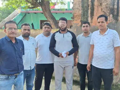 पुलिस की गिरफ्त में आरोपी।
