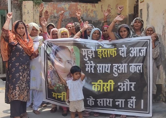 बहादुरगढ़ में प्रदर्शन करती महिलाएं। बहादुरगढ़ में प्रदर्शन करती महिलाएं।