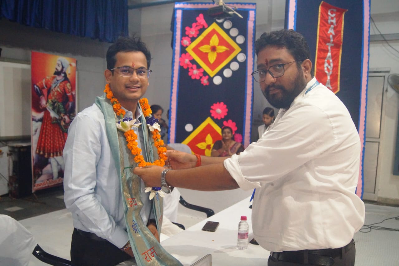 पूर्व छात्र इशांत जायसवाल को माला पहनाकर स्वागत करते प्रधानाचार्य बृजमोहन कुमार सिंह का छयाचित्र पूर्व छात्र इशांत जायसवाल को माला पहनाकर स्वागत करते प्रधानाचार्य बृजमोहन कुमार सिंह का छयाचित्र