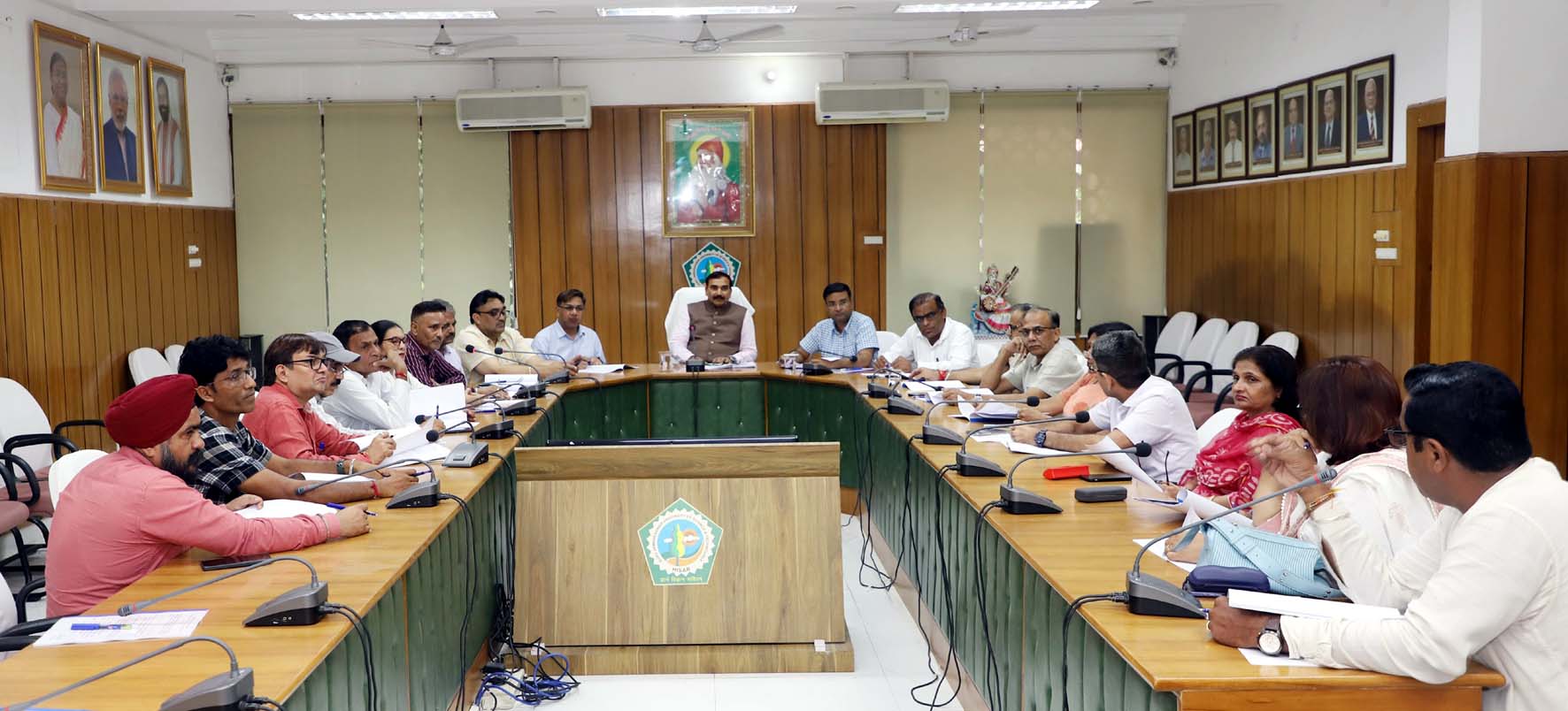 स्पोर्टस काउंसिल की बैठक की अध्यक्षता करते कुलपति प्रो. नरसी राम बिश्नोई। स्पोर्टस काउंसिल की बैठक की अध्यक्षता करते कुलपति प्रो. नरसी राम बिश्नोई।