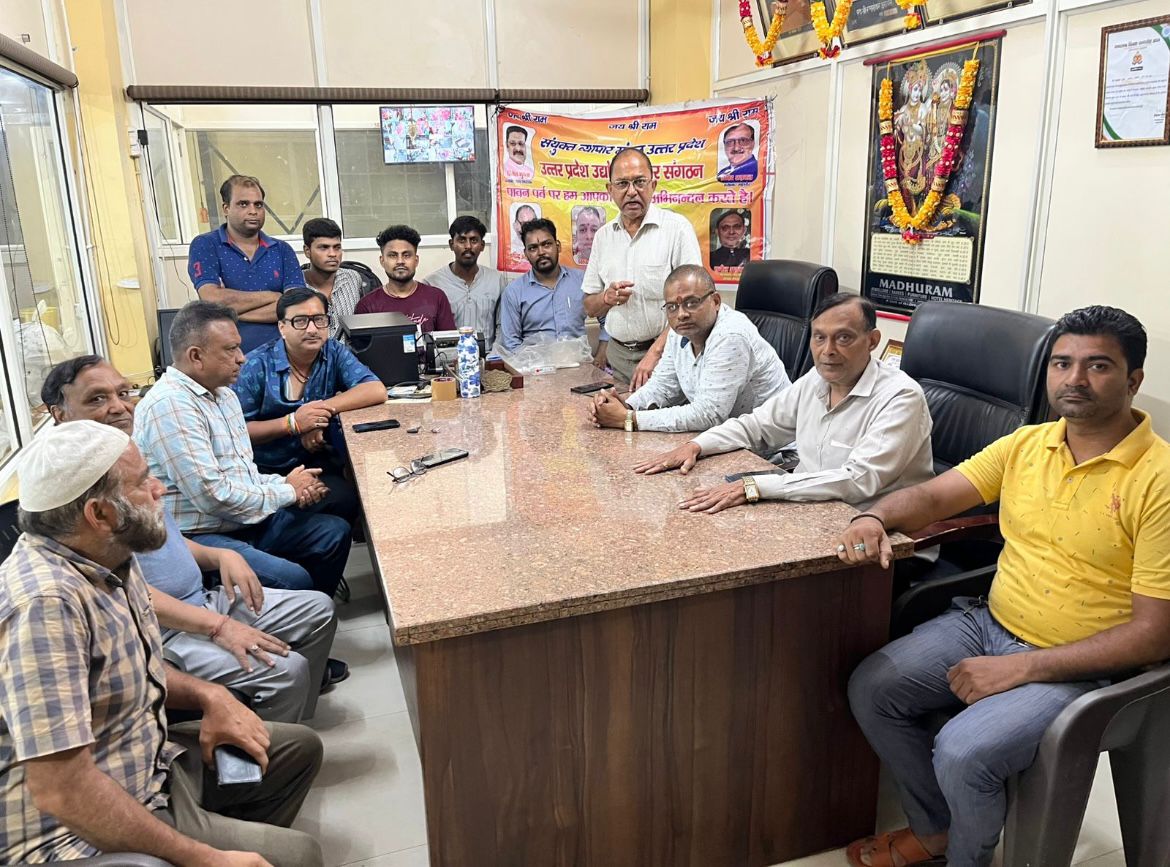 दिल्ली की मुख्यमंत्री रेखा गुप्ता पर हुए हमले के विरोध में बैठक करते संयुक्त उद्योग व्यापार मंडल के पदाधिकारी। दिल्ली की मुख्यमंत्री रेखा गुप्ता पर हुए हमले के विरोध में बैठक करते संयुक्त उद्योग व्यापार मंडल के पदाधिकारी।