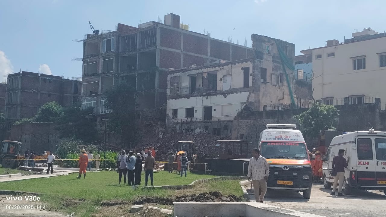 तीन मंजिला मकान की दीवार गिरने की फाेटाे तीन मंजिला मकान की दीवार गिरने की फाेटाे