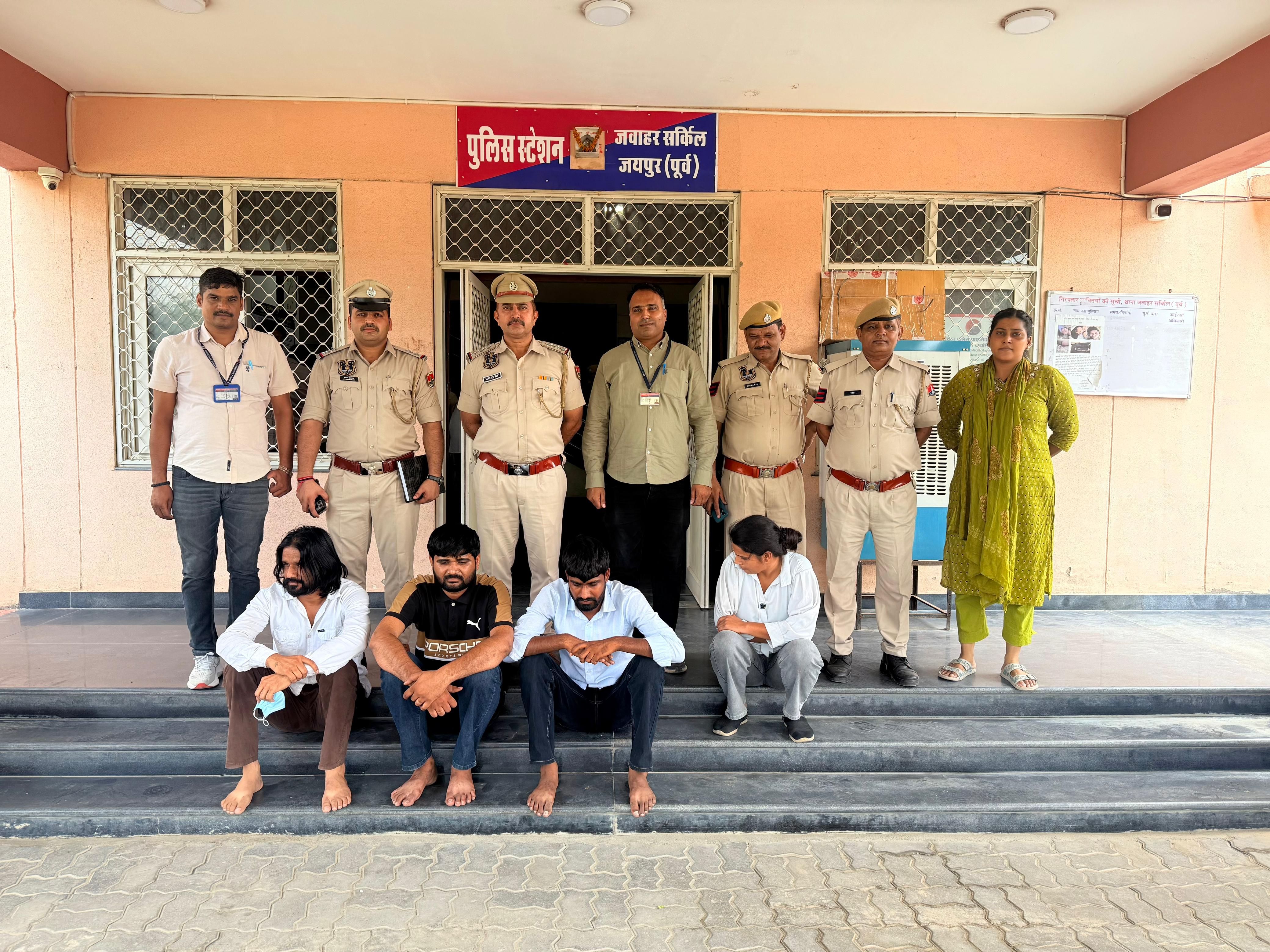 फर्जी ऑनलाइन एस्कॉर्ट सर्विस चलाकर ब्लैकमेलिंग करने वाली गैंग गिरफ्तार फर्जी ऑनलाइन एस्कॉर्ट सर्विस चलाकर ब्लैकमेलिंग करने वाली गैंग गिरफ्तार