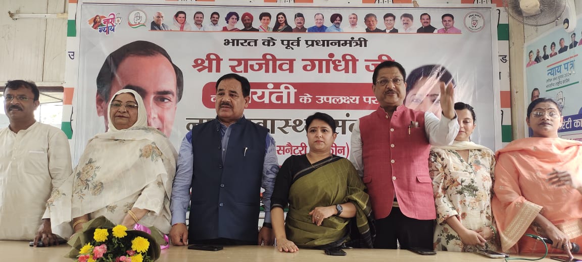 कार्यक्रम में मौजूद कांग्रेस कार्यकर्ता।