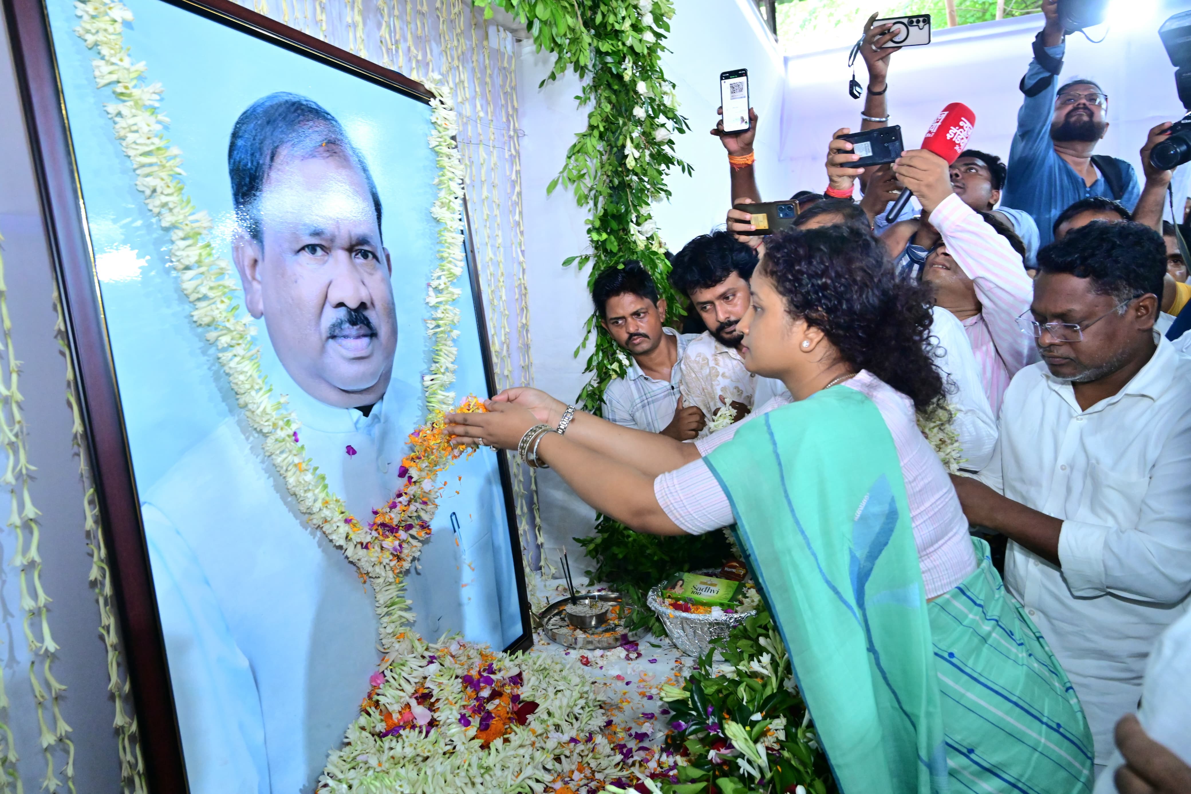 मुख्यमंत्री की धर्मपत्नी कल्पना सोरेन श्रद्धांजलि देते हुए मुख्यमंत्री की धर्मपत्नी कल्पना सोरेन श्रद्धांजलि देते हुए