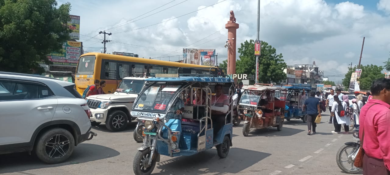 डग्गामार वाहनों की कतार रोडवेज परिसर के आगे