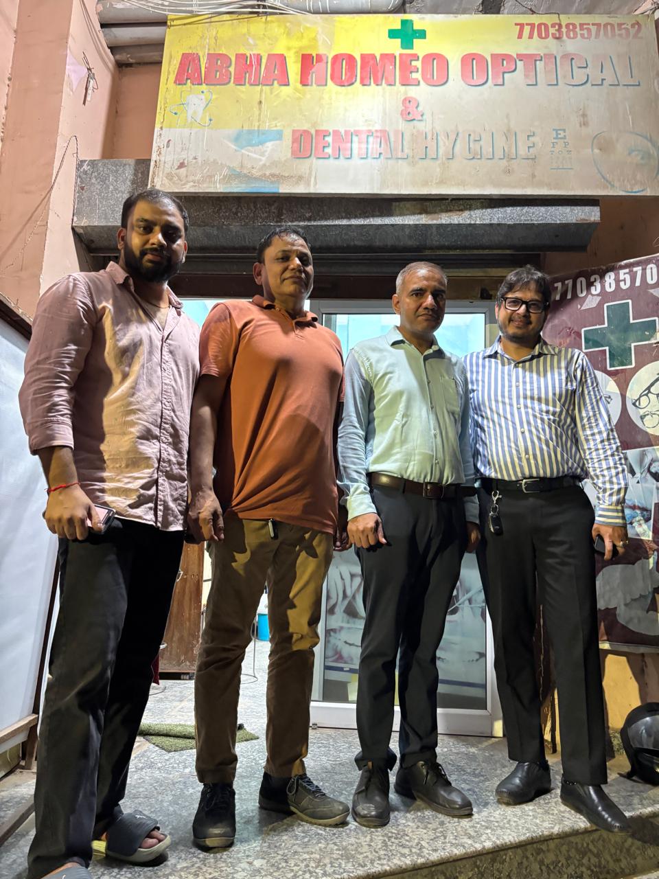 गुरुग्राम में मेडिकल स्टोर पर छापा मारने पहुंची स्वास्थ्य विभाग की टीम।