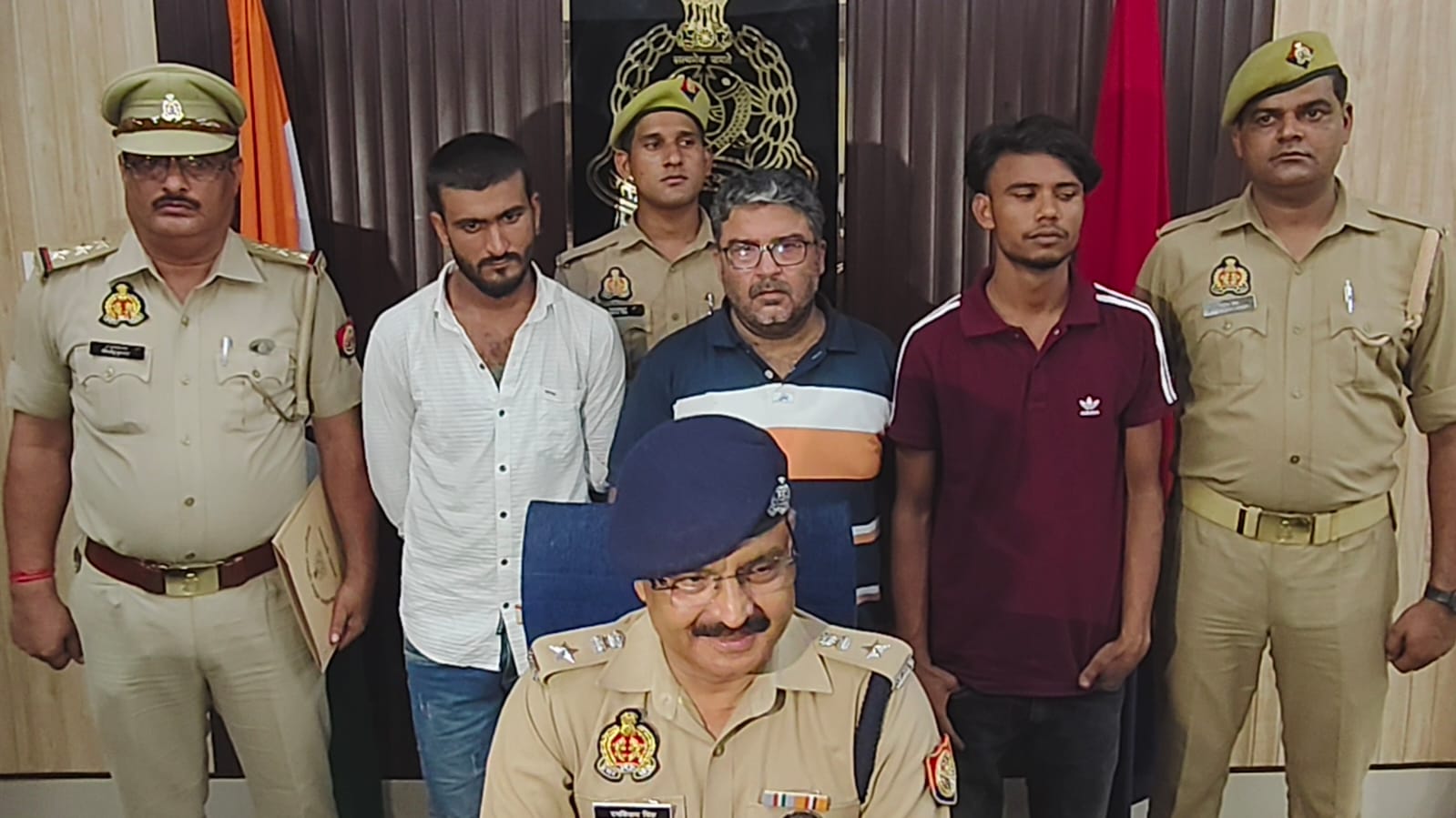 पुलिस लाइन सभागार में असम से ट्रैक्टर व कंटेनर लाकर फर्जी नंबर प्लेट लगाकर बेचने वाले गिरोह का खुलासा करते पुलिस अधीक्षक नगर कुमार रणविजय सिंह व पुलिस गिरफ्त में तीनों आरोपित। पुलिस लाइन सभागार में असम से ट्रैक्टर व कंटेनर लाकर फर्जी नंबर प्लेट लगाकर बेचने वाले गिरोह का खुलासा करते पुलिस अधीक्षक नगर कुमार रणविजय सिंह व पुलिस गिरफ्त में तीनों आरोपित।