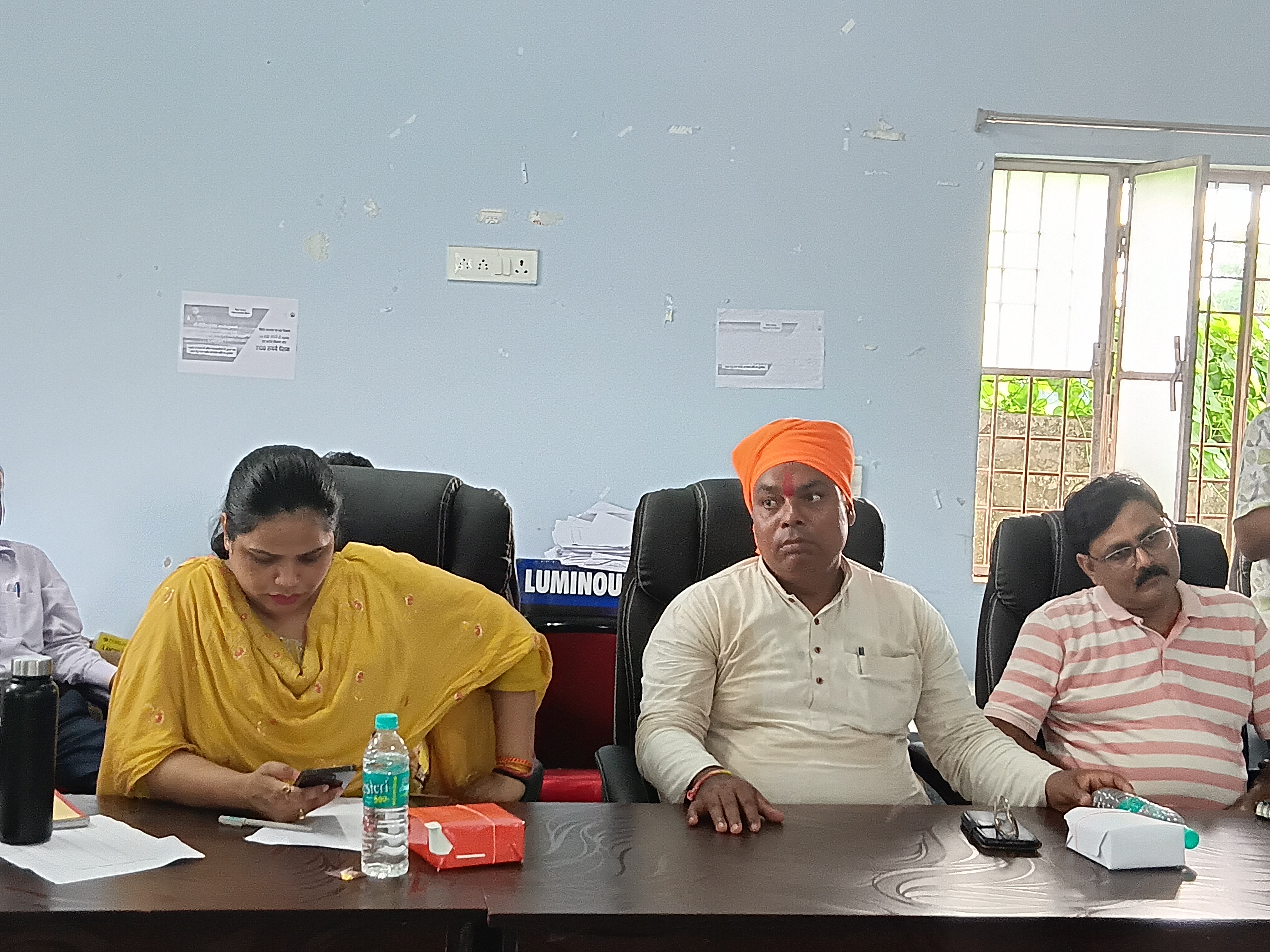 तारडीह: सभागार में बैठक की छवि। तारडीह: सभागार में बैठक की छवि।
