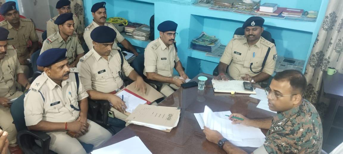 समीक्षा बैठक करते एसपी समीक्षा बैठक करते एसपी
