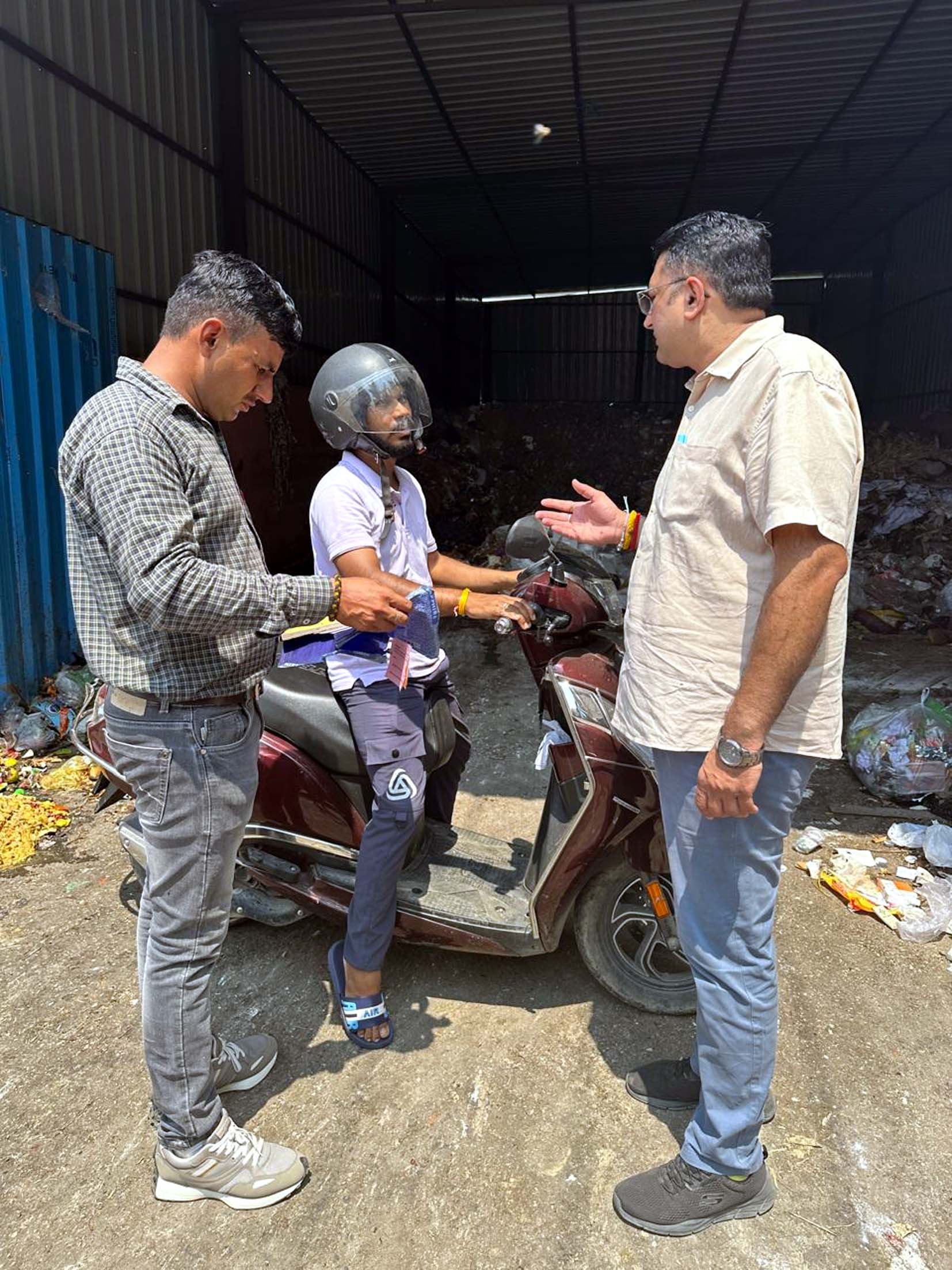 कचरा डालने वाले का चालान काटते निगम की टीम। कचरा डालने वाले का चालान काटते निगम की टीम।
