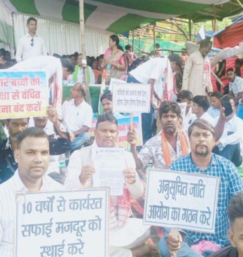 प्रदर्शन में शामिल मंच के सदस्यगण