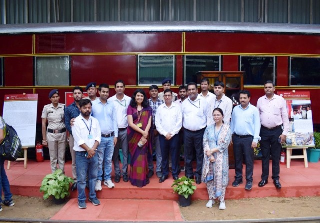 राष्ट्रपति सैलून का आम जनता के लिए अनावरण के दौरान रेलवे बोर्ड की कार्यकारी निदेशक (विरासत) आशिमा मेहरोत्रा और राष्ट्रीय रेल संग्रहालय के निदेशक दिनेश कुमार राष्ट्रपति सैलून का आम जनता के लिए अनावरण के दौरान रेलवे बोर्ड की कार्यकारी निदेशक (विरासत) आशिमा मेहरोत्रा और राष्ट्रीय रेल संग्रहालय के निदेशक दिनेश कुमार
