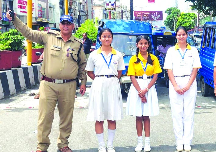 यातायात जानकारी लेते छात्र-छात्राएं यातायात जानकारी लेते छात्र-छात्राएं