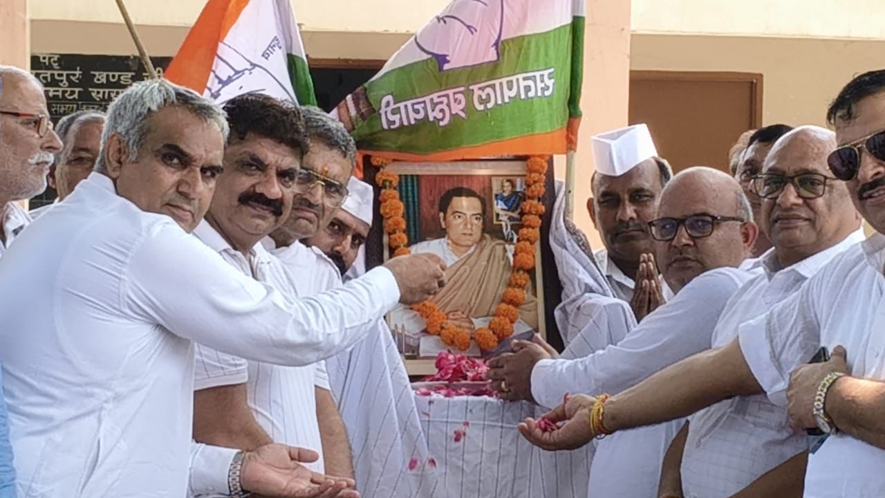 स्व. राजीव गांधी को नमन करते हुए कांग्रेस कार्यकर्ता।