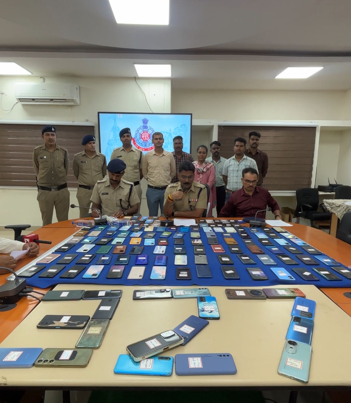 उज्जैन पुलिस ने लौटाए 61 लाख से अधिक कीमत के 327 मोबाइल उज्जैन पुलिस ने लौटाए 61 लाख से अधिक कीमत के 327 मोबाइल