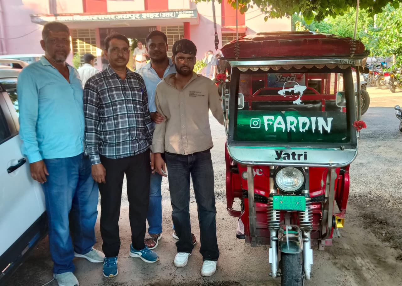 ई-रिक्शा से स्टंट कर सोशल मीडिया पर पुलिस को दे रहा था खुला चैलेंज