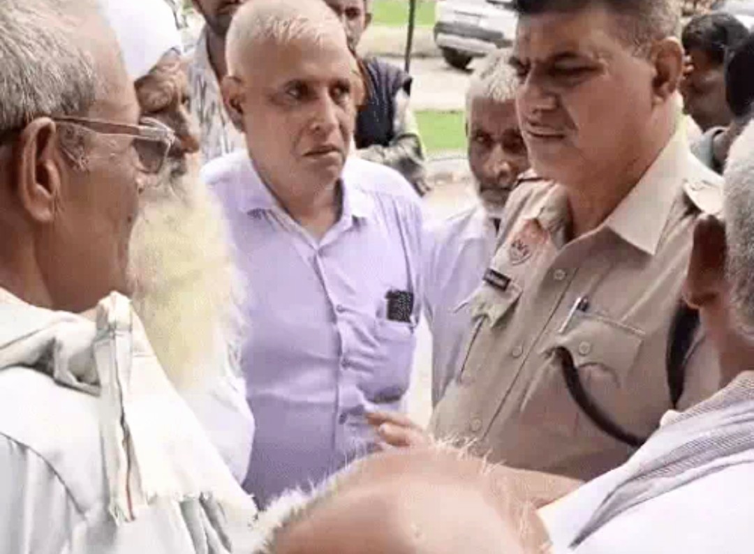 मृतक के परिजनो से पूछताछ करती पुलिस।
