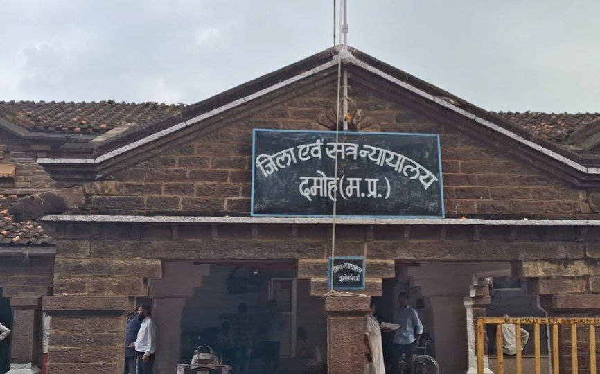 तिहरे हत्याकांड में एक महिला पांच पुरूषों को तिहरा आजीवन कारावास तिहरे हत्याकांड में एक महिला पांच पुरूषों को तिहरा आजीवन कारावास