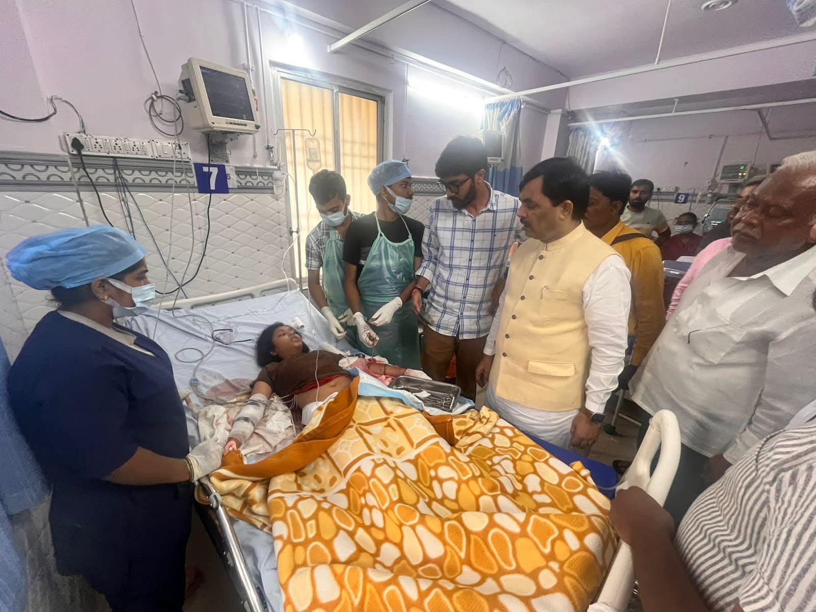 अस्पताल में इलाज कराती छात्रा अस्पताल में इलाज कराती छात्रा