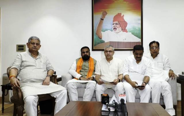 रेल मंत्री अश्विनी वैष्णव बुधवार को बिहार के लिए ट्रेन की घोषणाएं करते हुए रेल मंत्री अश्विनी वैष्णव बुधवार को बिहार के लिए ट्रेन की घोषणाएं करते हुए