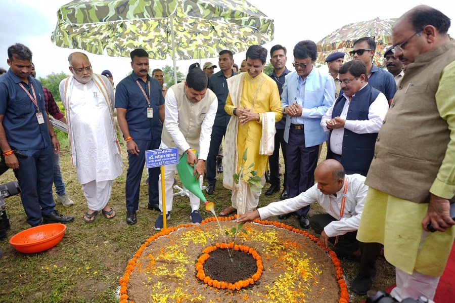 एमसीयू यूनिवर्सिटी के प्रबोधन कार्यक्रम के दौरान पौधरोपण करते हुए मुख्यमंत्री डॉ. मोहन यादव एमसीयू यूनिवर्सिटी के प्रबोधन कार्यक्रम के दौरान पौधरोपण करते हुए मुख्यमंत्री डॉ. मोहन यादव