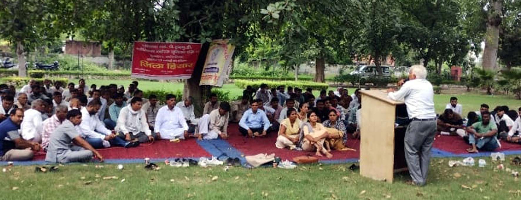 प्रदर्शनकारी कर्मचारियों को संबोधित करते यूनियन पदाधिकारी। प्रदर्शनकारी कर्मचारियों को संबोधित करते यूनियन पदाधिकारी।