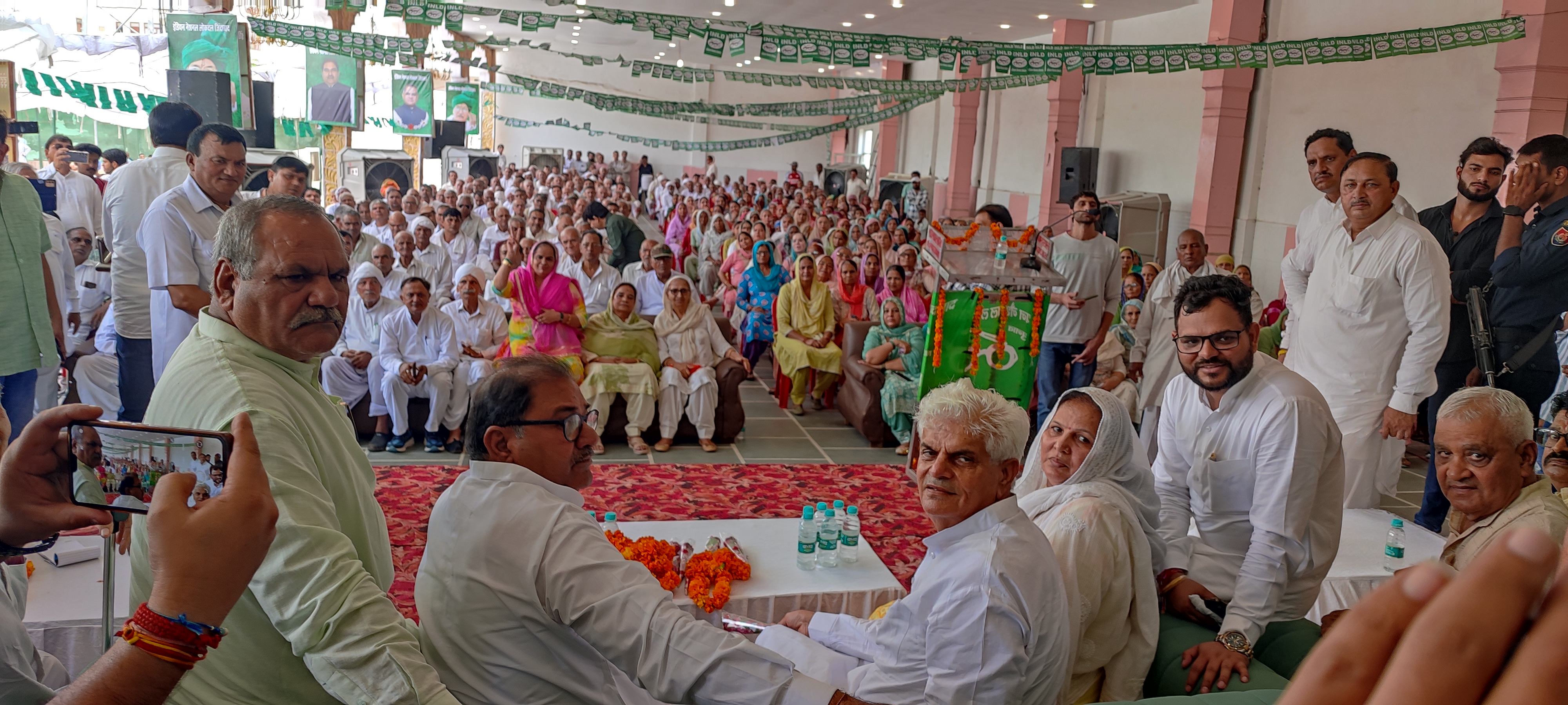 बहादुरगढ़ में इनेलो कार्यकर्ता सम्मेलन में मंचासीन अभय चौटाला और अन्य नेता। बहादुरगढ़ में इनेलो कार्यकर्ता सम्मेलन में मंचासीन अभय चौटाला और अन्य नेता।