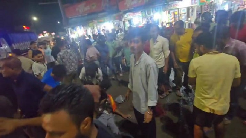 गुवाहाटीः हिट एंड रन का शिकार सड़क पर पड़ा मृत साइकिल सवार, आसपास उमड़ा लोगों का हुजूम गुवाहाटीः हिट एंड रन का शिकार सड़क पर पड़ा मृत साइकिल सवार, आसपास उमड़ा लोगों का हुजूम