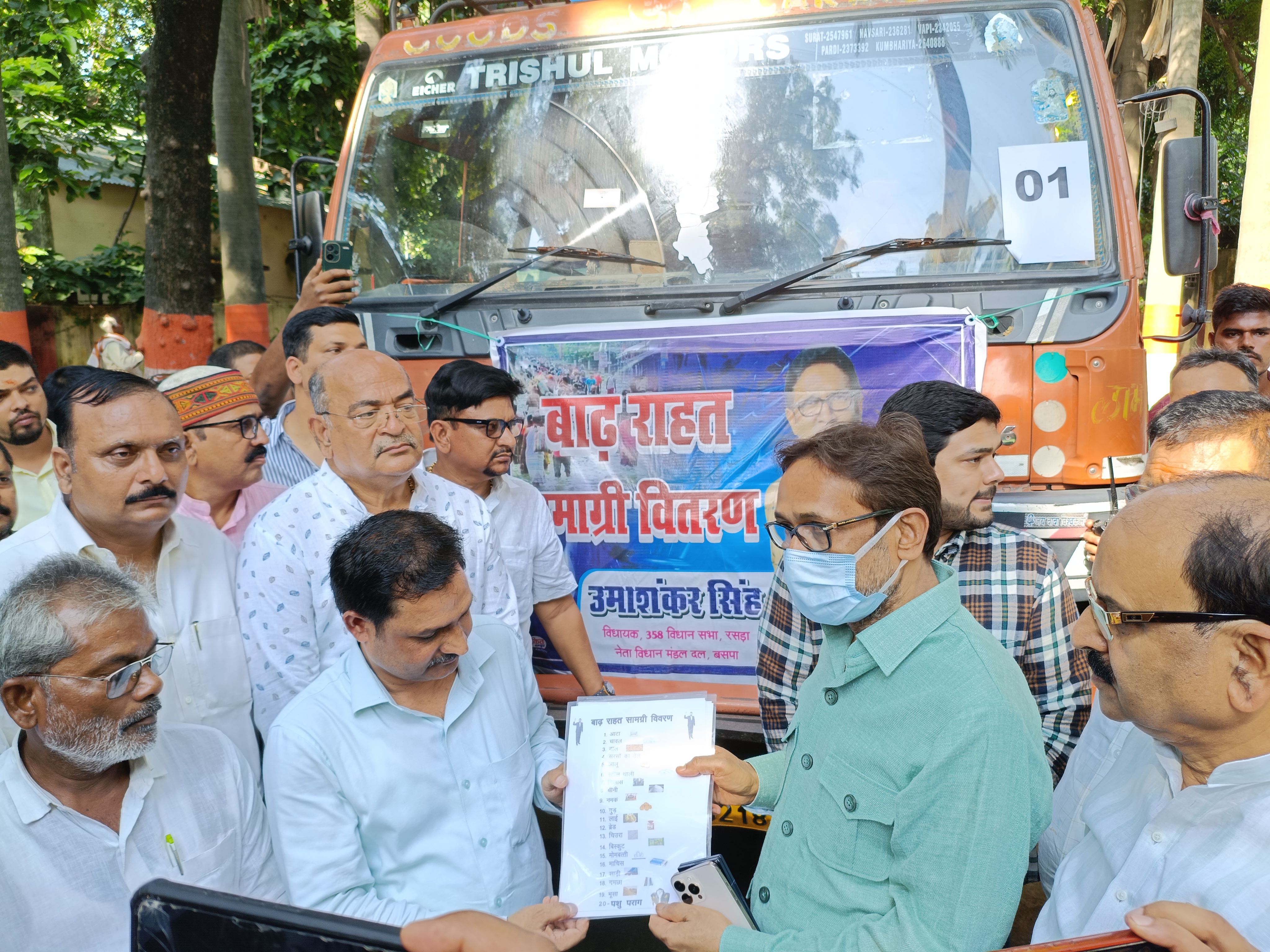 एसडीएम को बाढ़ सामग्री सौंपते विधायक उमाशंकर सिंह एसडीएम को बाढ़ सामग्री सौंपते विधायक उमाशंकर सिंह