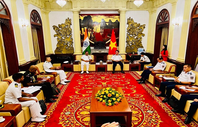 भारत और वियतनाम तटरक्षक बल के अधिकारी वार्ता करते हुए भारत और वियतनाम तटरक्षक बल के अधिकारी वार्ता करते हुए