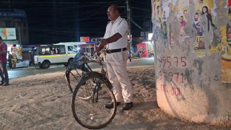 गुवाहाटीः सड़क हादसे में क्षतिग्रस्त साइकिल के साथ यातायात पुलिस गुवाहाटीः सड़क हादसे में क्षतिग्रस्त साइकिल के साथ यातायात पुलिस