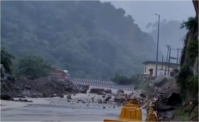 जम्मू-कश्मीर में भारी बारिश से कई नदियों और नालों में आई अचानक बाढ़, भूस्खलन से यातायात बाधित