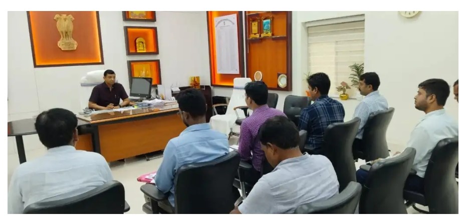 कृषि समीक्षा में भाग लेते अधिकारी कृषि समीक्षा में भाग लेते अधिकारी