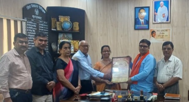 जिला विद्यालय निरीक्षक को स्मृति चिन्ह देते राष्ट्रीय शैक्षिक महासंघ के पदाधिकारी। जिला विद्यालय निरीक्षक को स्मृति चिन्ह देते राष्ट्रीय शैक्षिक महासंघ के पदाधिकारी।
