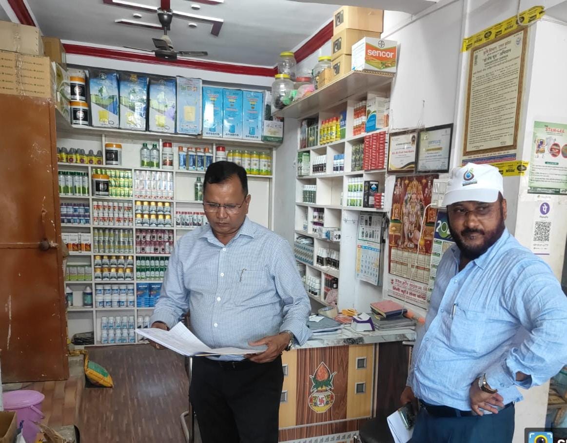 शिवराजपुर केंद्र का निरिक्षण करते उप कृषि निदेशक शिवराजपुर केंद्र का निरिक्षण करते उप कृषि निदेशक