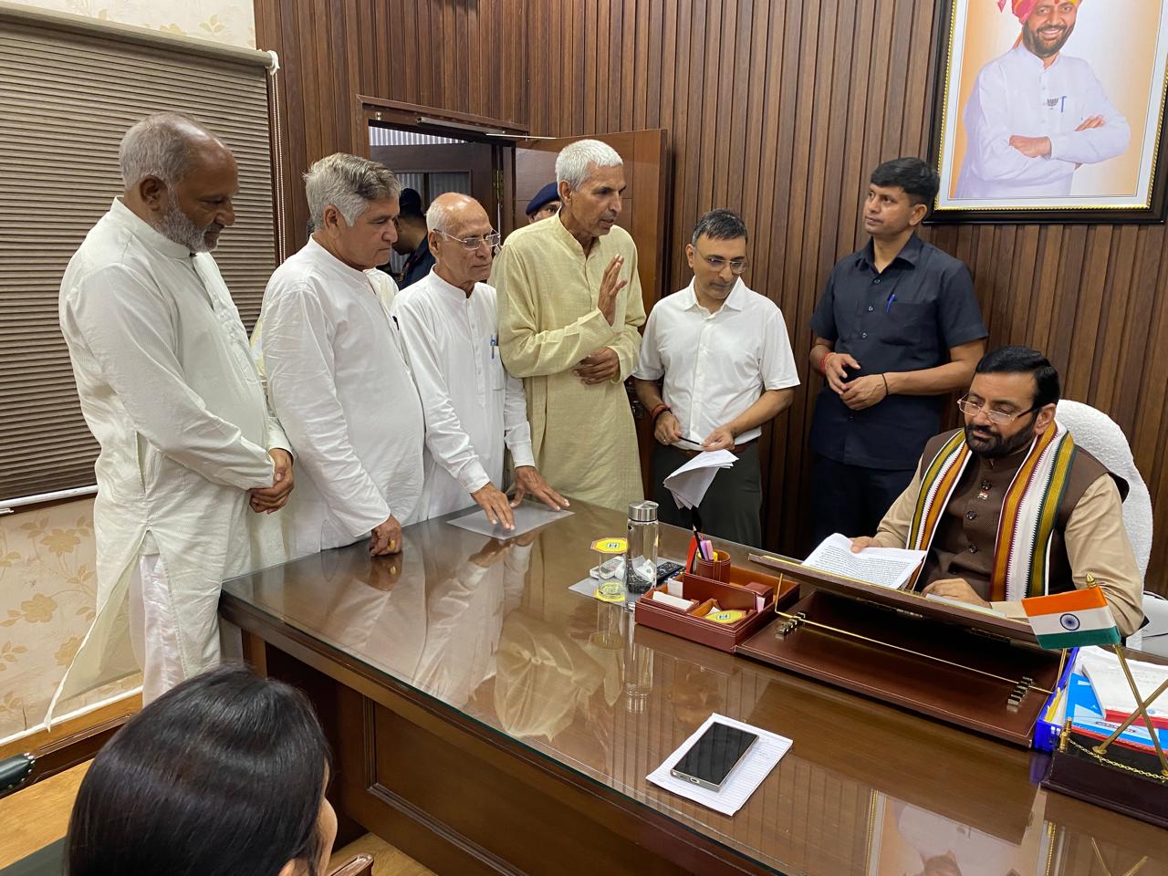 हरियाणा के मुख्यमंत्री से मुलाकात करते पूर्व विधायक हरियाणा के मुख्यमंत्री से मुलाकात करते पूर्व विधायक